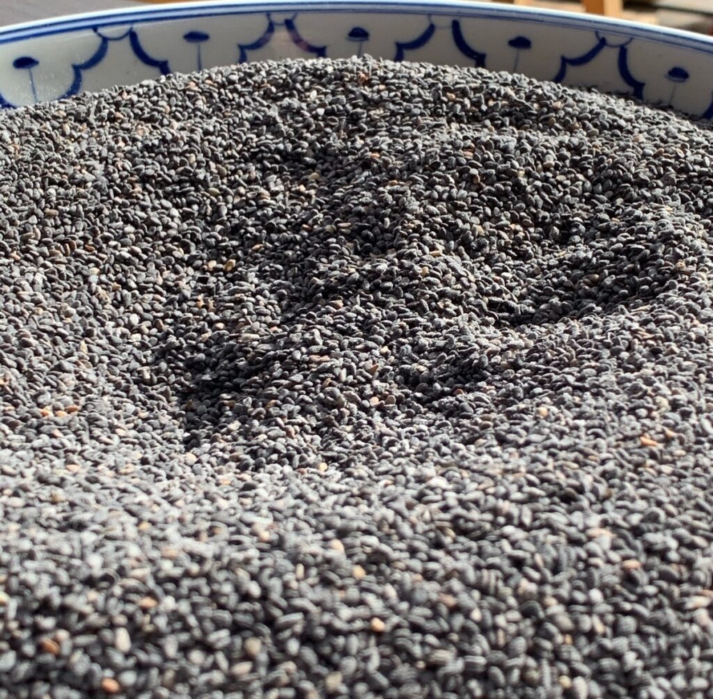 Le gomashio noir de Tampopo : le gomashio traditionnel, après torréfaction du sésame noir