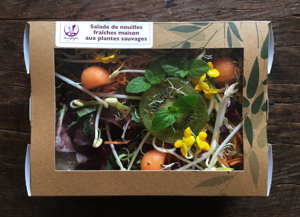 La salade de nouilles fraîches aux plantes sauvages de Tampopo
